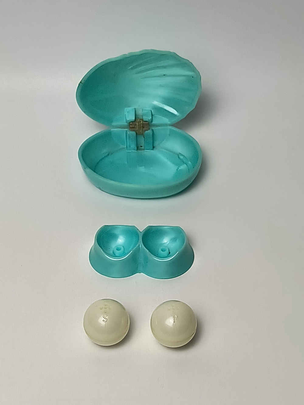 Vintage Mapco Sal & Pepper Shaker Twin Pearl Clamshell Holds - Rare Find